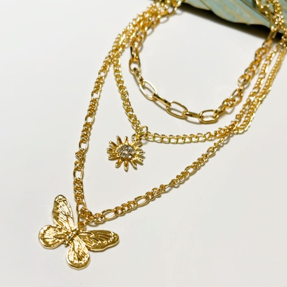 Butterfly layers necklace in gold - Picture 3 of 6